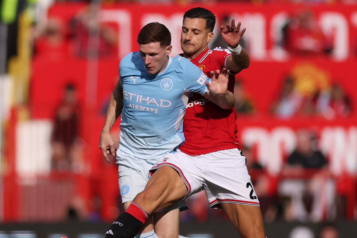 Manchester derbisinde inanılmaz zafer! 67 dakika 10 kişi oynayıp kazandılar