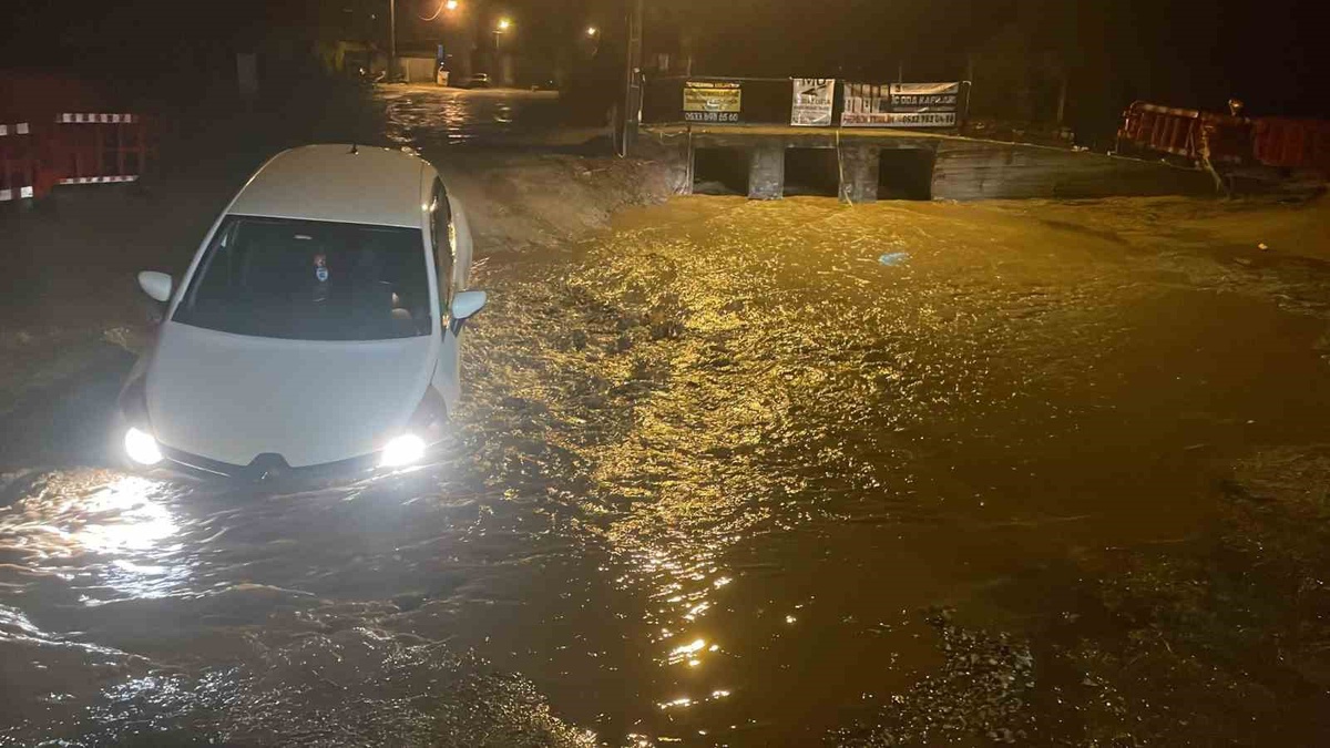 Muğla'da sağanak yolu çökertti! Seyir halindeki otomobil çukura düştü, içindekiler kendi imkanlarıyla çıktı