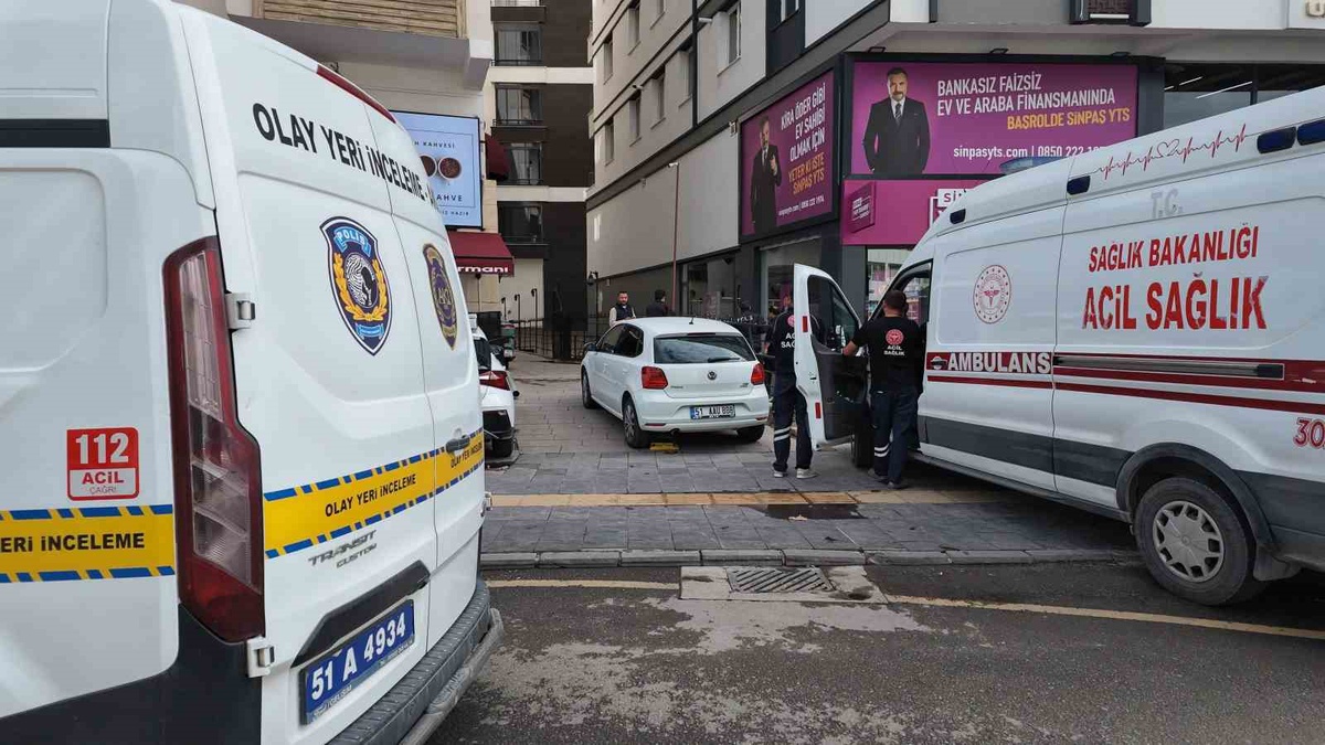 Niğde'de apartmanın 6'ncı katından düşen 55 yaşındaki adam hayatını kaybetti.