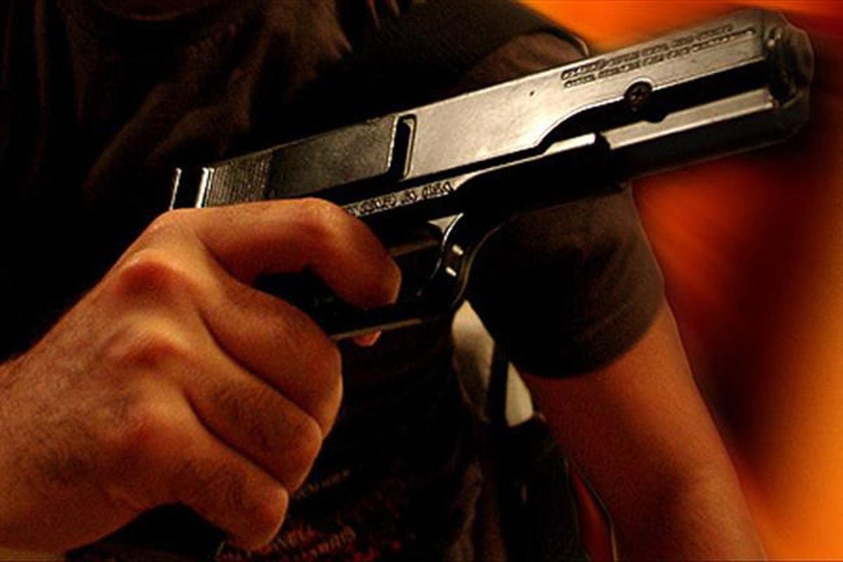 Pencereden sıkılan kurşun duvardan sekti, yoldan geçen vatandaşı kafasından vurdu