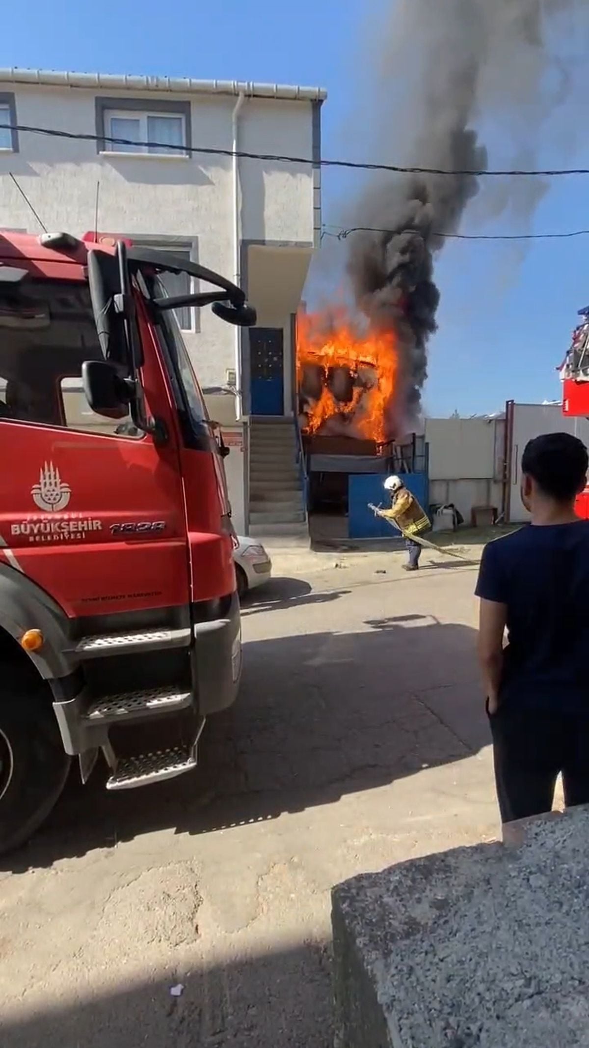 Pendik'te Kaynak Atölyesi Deposunda Yangın: 1 Kişi Dumandan Etkilendi