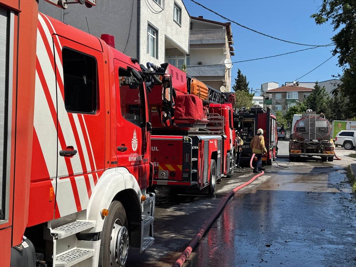 Pendik'te Müştemilatta Başlayan Yangın Çatıya Sıçradı