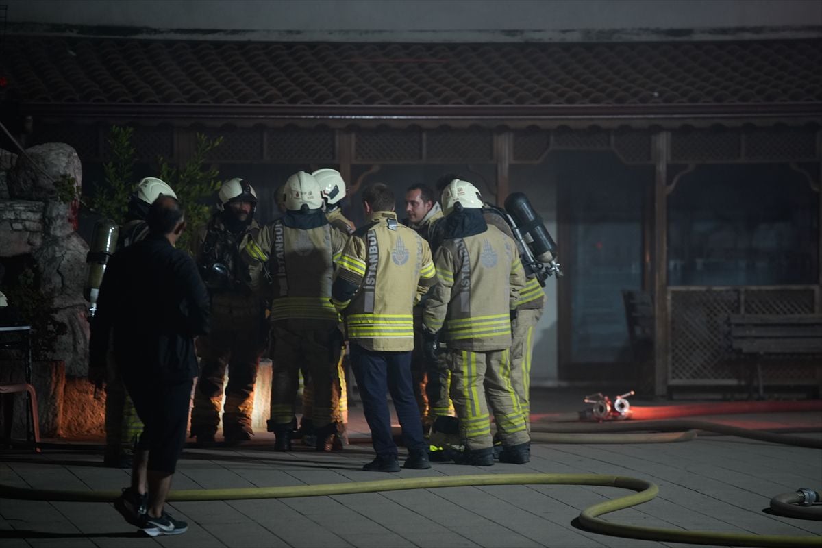 Pendik'te bir caminin depo bölümünde çıkan yangın söndürüldü