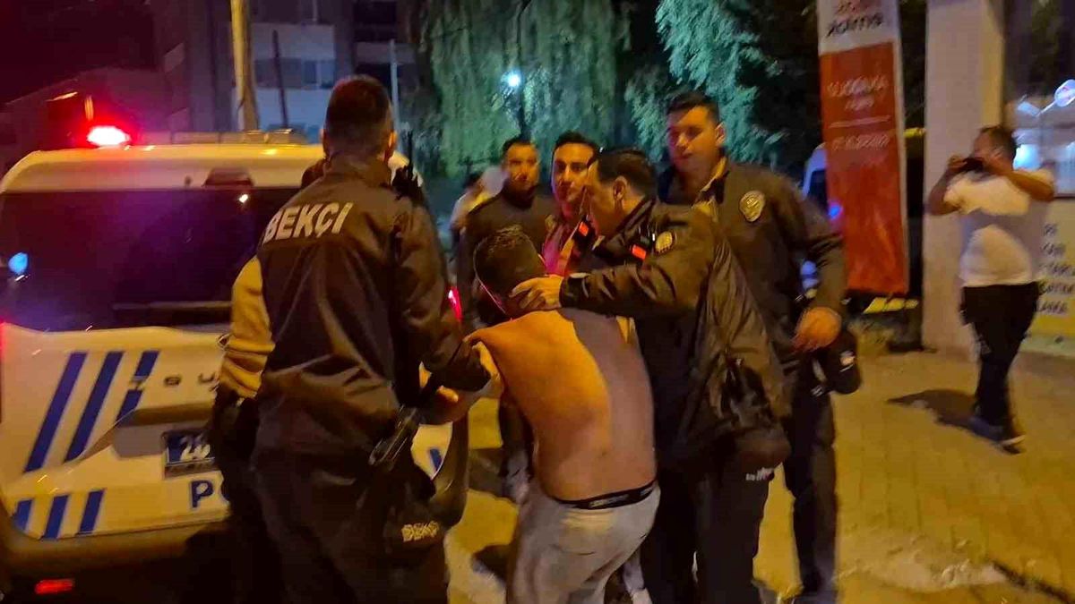 Polis ekiplerine zorluk çıkartan alkollü sürücü kafasını otobüs durağına vurdu: "Yanıyorum, su verin. Ben teslim olmaya geldim"