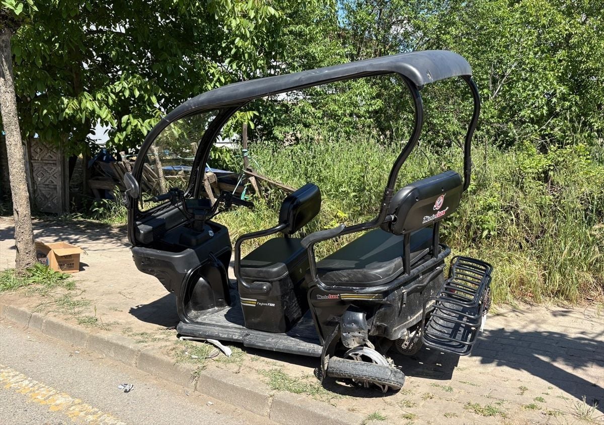 Sakarya'da sürücü kursu aracıyla çarpışan elektrikli motosikletteki 4 kişi yaralandı