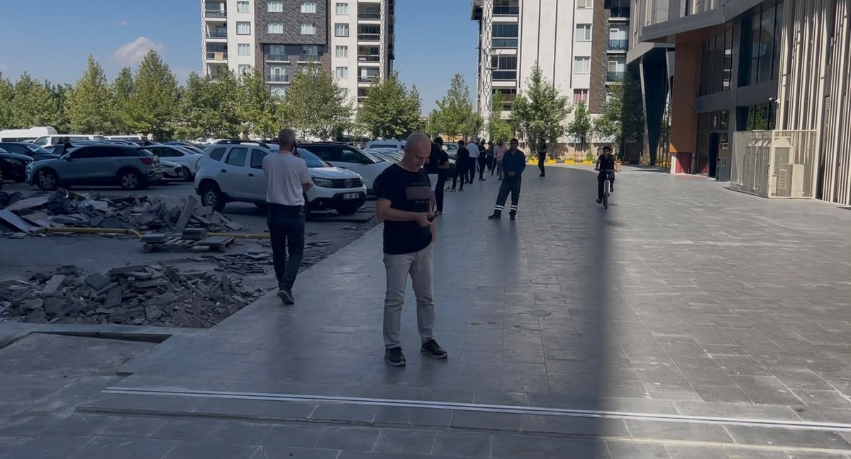Şanlıurfa Karaköprü merkezli 5.4'lük deprem Diyarbakır'da vatandaşları dışarı çıkardı