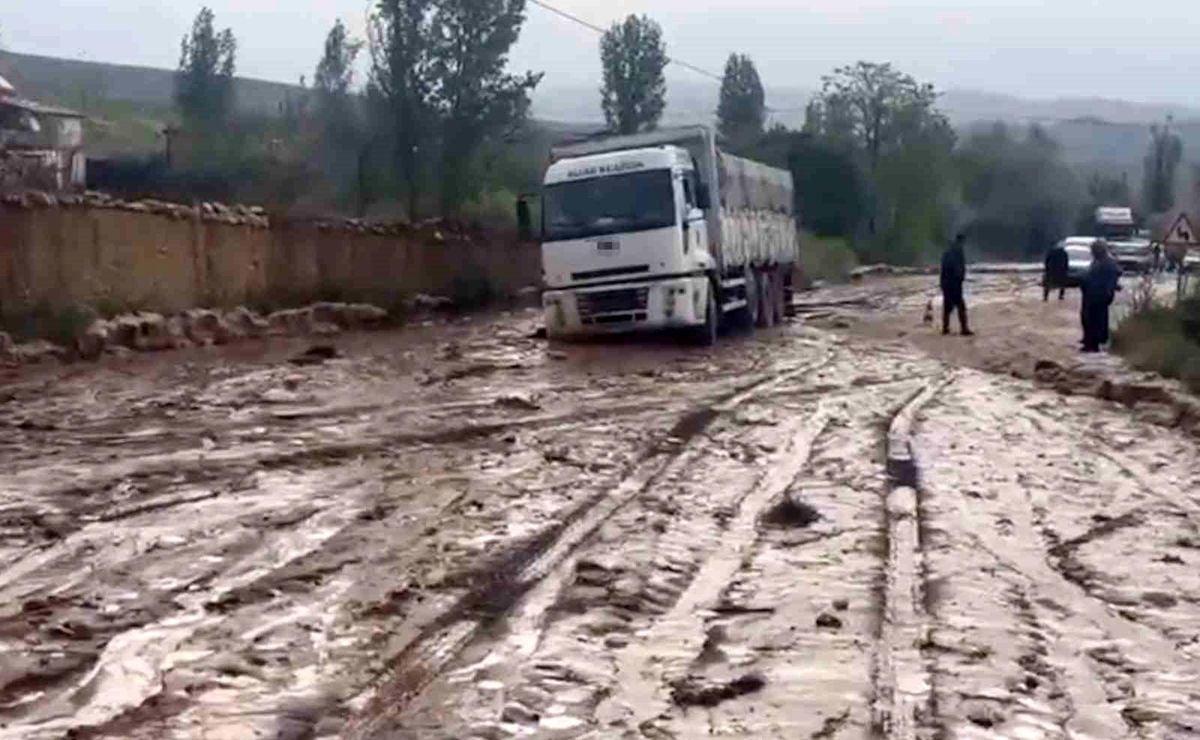 Sel suları iki ilçeyi birbirine bağlayan yolda ulaşımı aksattı