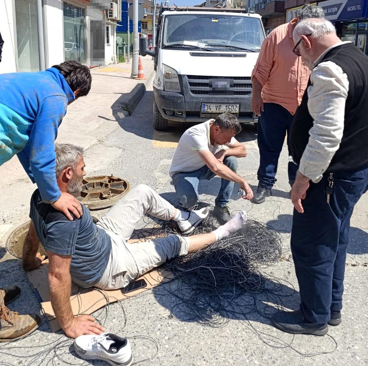 Servis aracı, cadde üzerinde çalışan işçinin ayağını ezdi