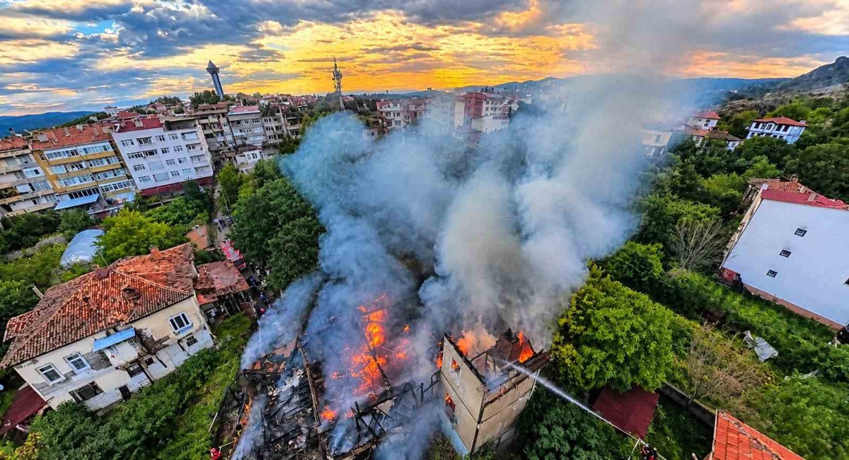 Sinop Boyabat'ta 3 katlı ahşap ev yandı, yaralanan olmadı, ev kullanılamaz hale geldi