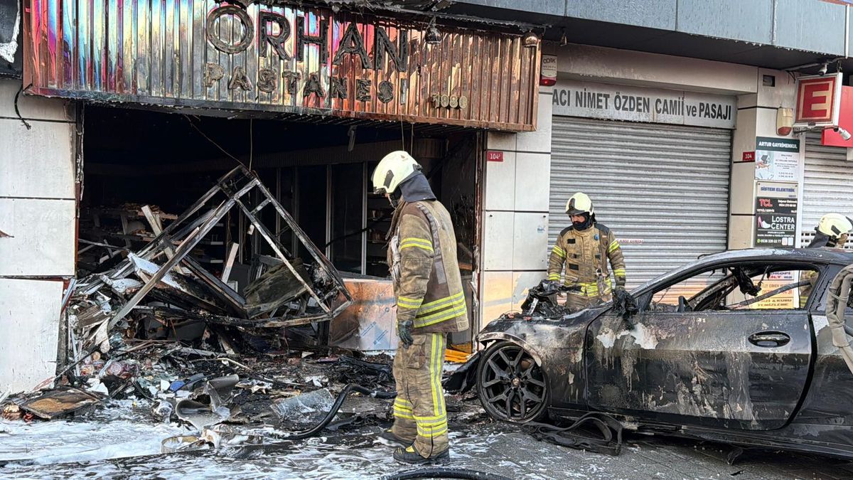 Şişli'de otomobil iş yerine girdi, yangın çıktı: 2 yaralı