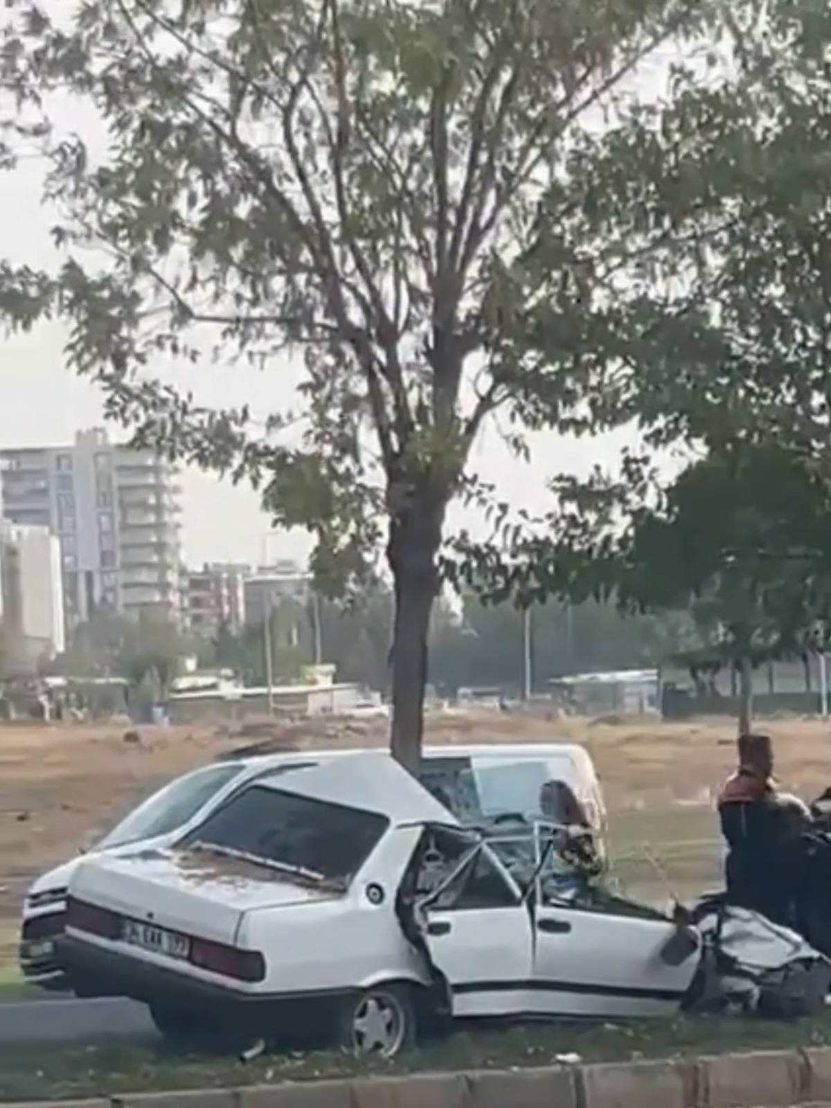 Siverek'te ağaca çarpan otomobil ikiye bölündü, kazada 3 kişi yaralandı