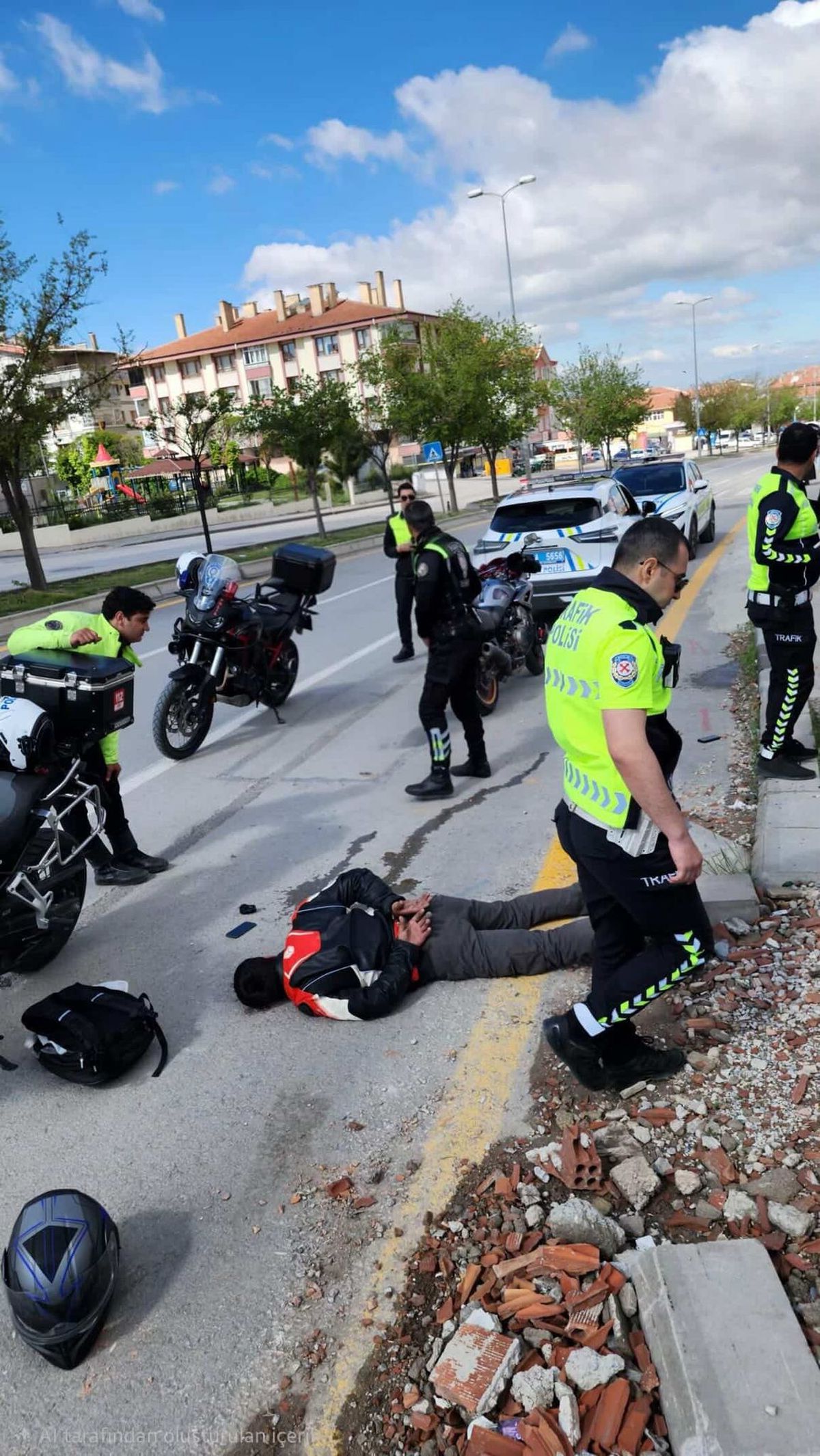 Şüphe üzerine durdurulan motosiklet sürücüsünün üzerinde 1.5 kilogram esrar ele geçirildi