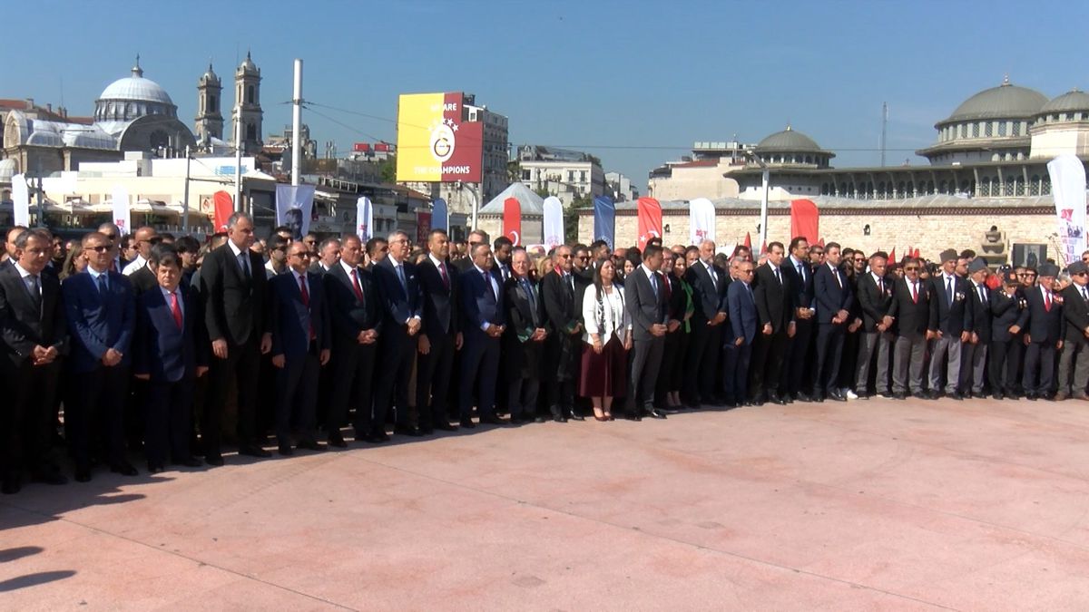 Taksim Cumhuriyet Anıtı'nda 19 Mayıs Töreni
