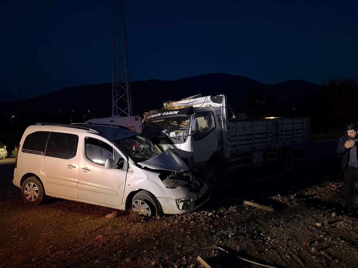 Taraklı'da araç çarpışması: İki yaralı