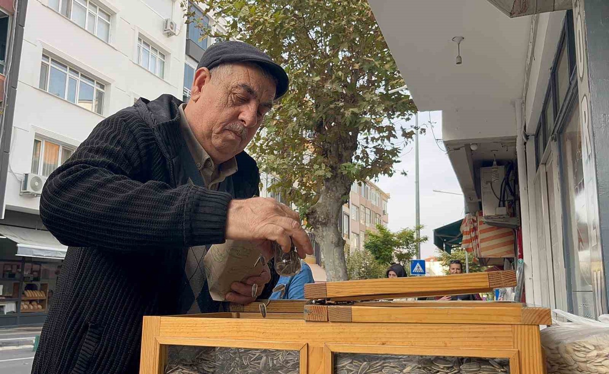 Tekirdağ Hayrabolu'da 69 yaşındaki Yaşar Başkır yarım asırdır çekirdek satıyor
