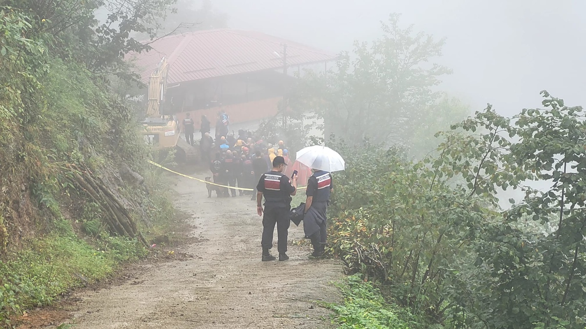 Trabzon Ortahisar'da heyelanda toprak altında kalan 1 kişi için ekipler seferber oldu