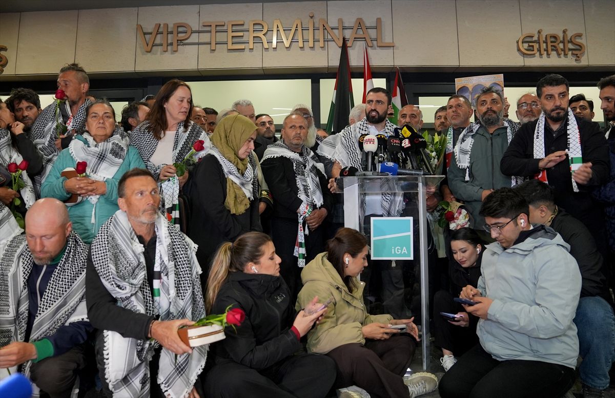 Türkiye'ye dönen Küresel Sumud Filosu aktivistleri için İstanbul Havalimanı'nda karşılama töreni düzenlendi