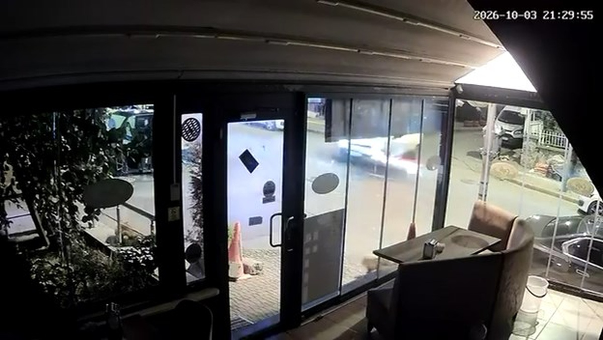 Ümraniye'de hafif ticari araca çarpan motosiklet sürücüsü hastaneye kaldırıldı
