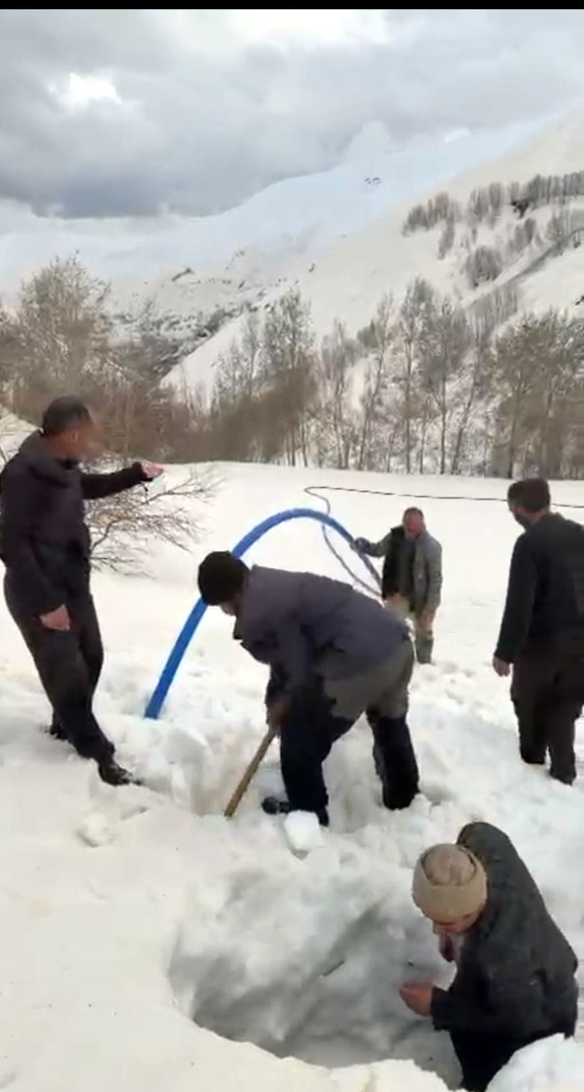 Van'da çığ altında kalan su şebekesi nedeniyle mezra sakinleri 5 gün susuz kaldı