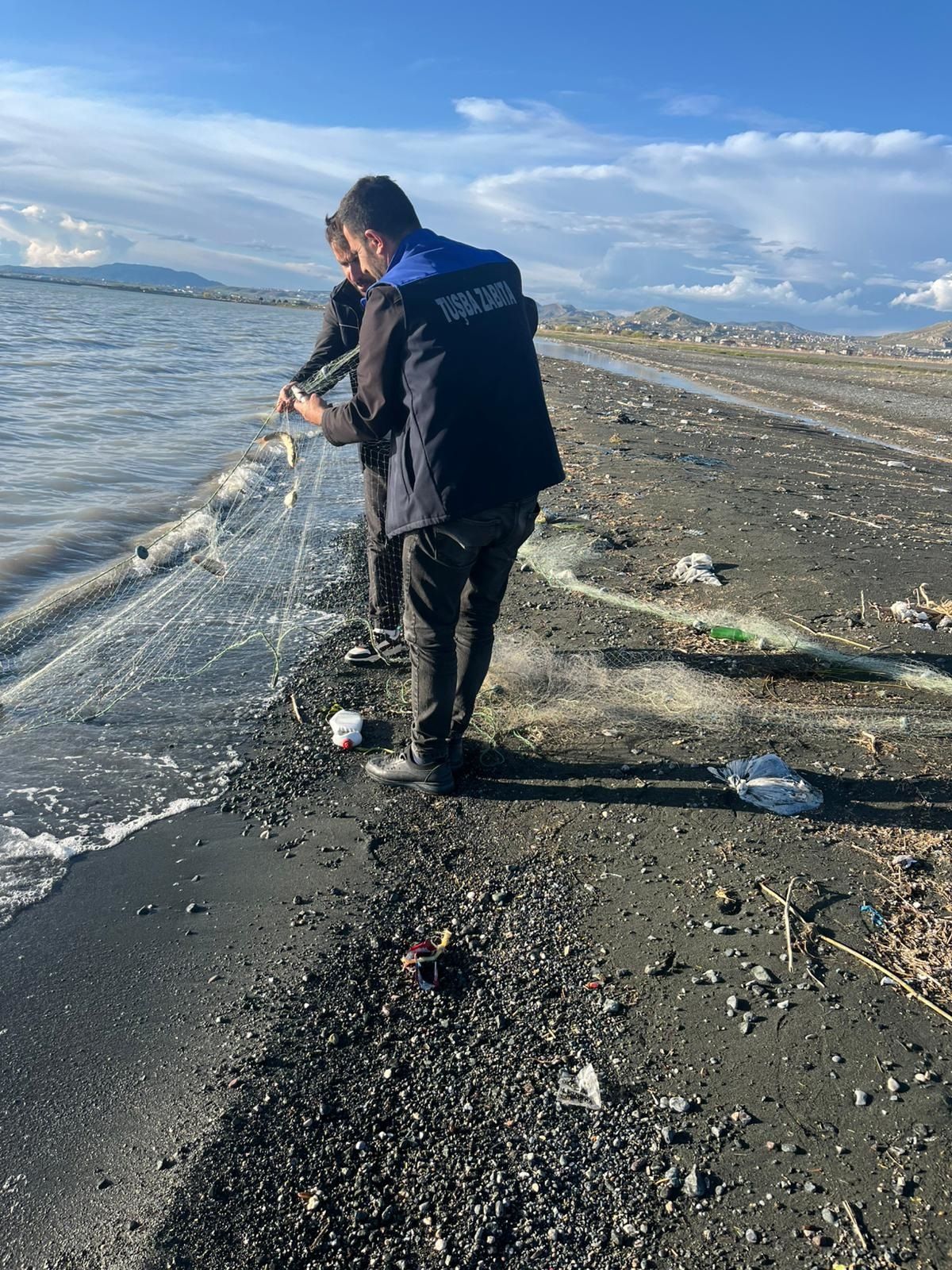Van Gölü'ne atılan 200 metre uzatma ağında yakalanan 100 kilo canlı balık, tekrar suya bırakıldı