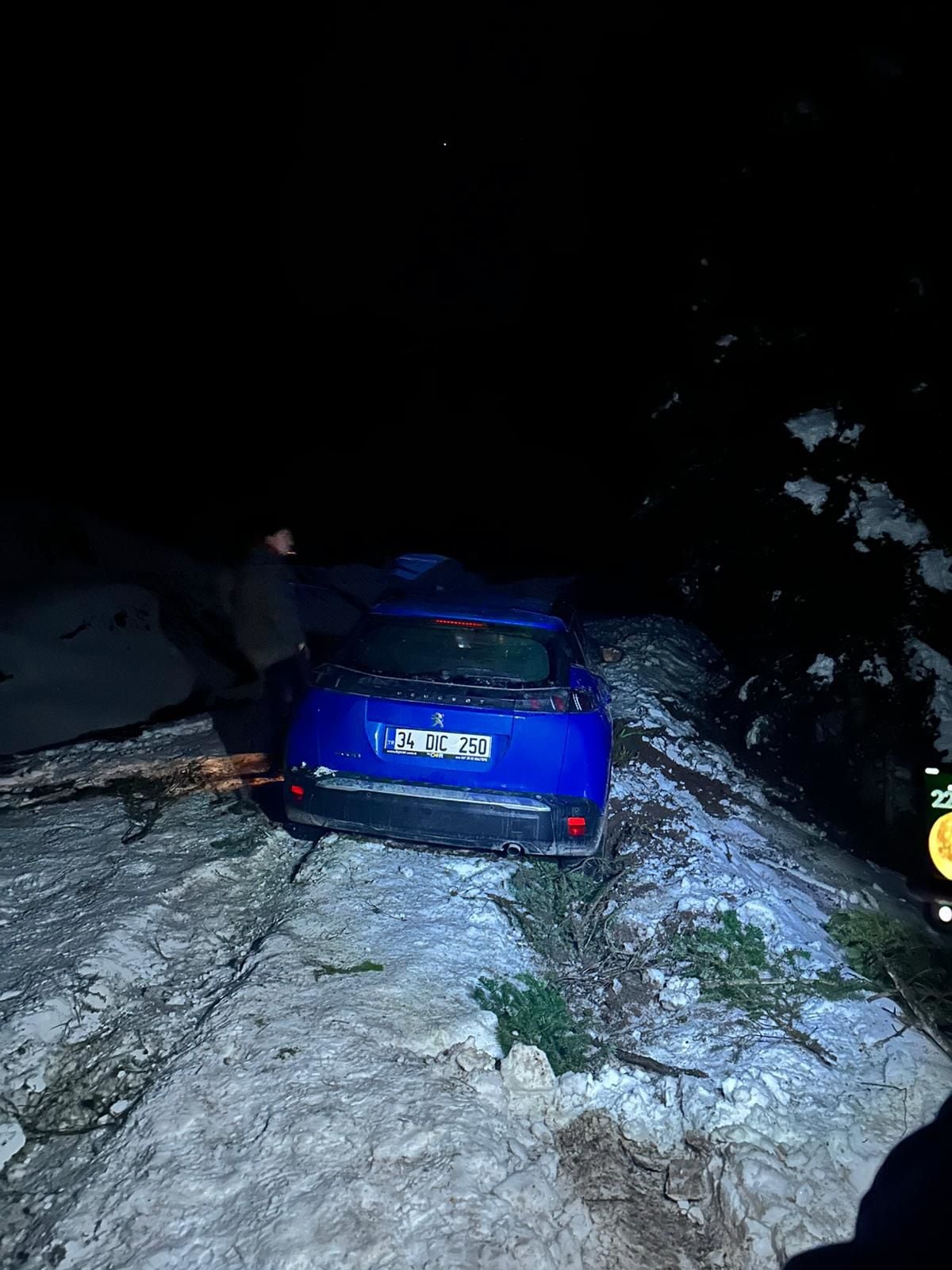 Yaylada araçları kara saplanan tatilciler kurtarıldı