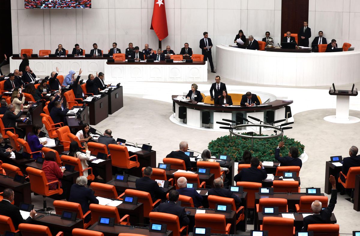 Yeni yasayla doğum izni uzadı, 15 yaş altına sosyal medya yasağı geldi