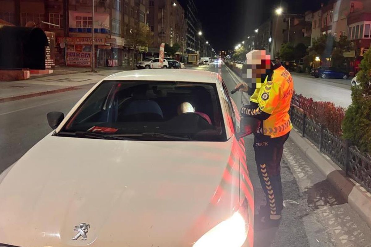 Yolun ortasında uyudu, yediği cezayla kendine geldi