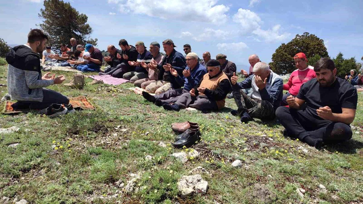 Yüzyıllık şükür geleneği Kimya Dede zirvesinde yaşatıldı