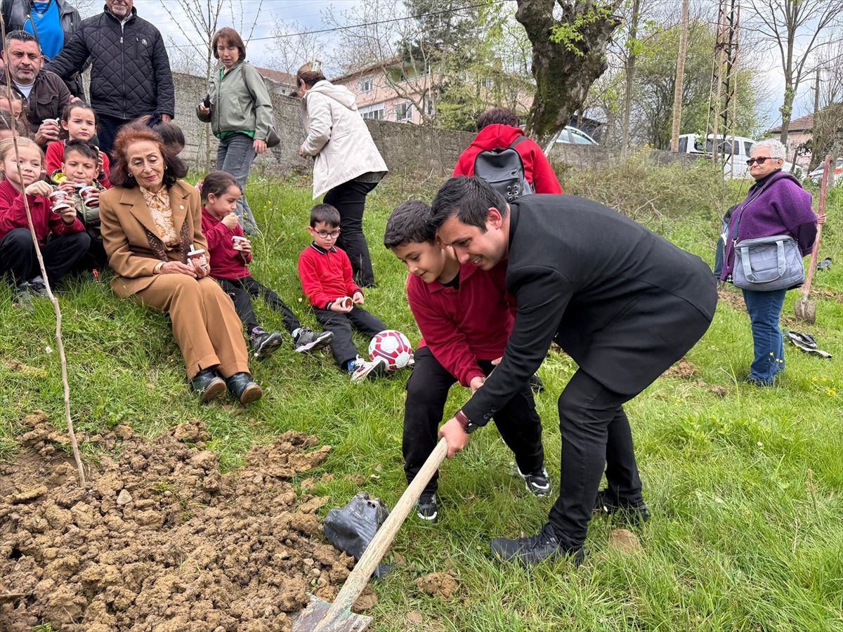 Zonguldak'ta gazetecilerden 19 yıl önce tamir ettirdikleri köy okulundaki öğrencilere bayram sürprizi